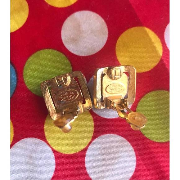 CHANEL Vintage metallic tone gripoix stone earrings in golden square shape - Picture 6 of 7